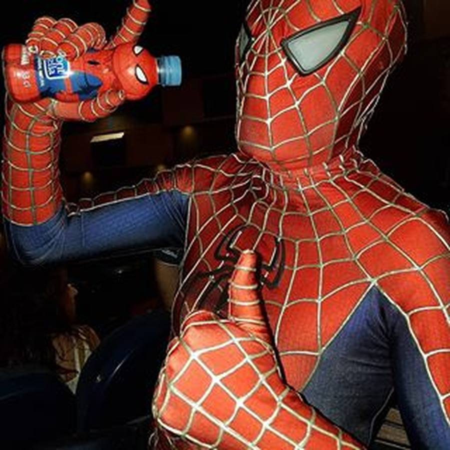 El Spiderman de Cádiz con los superhéroes del hospital