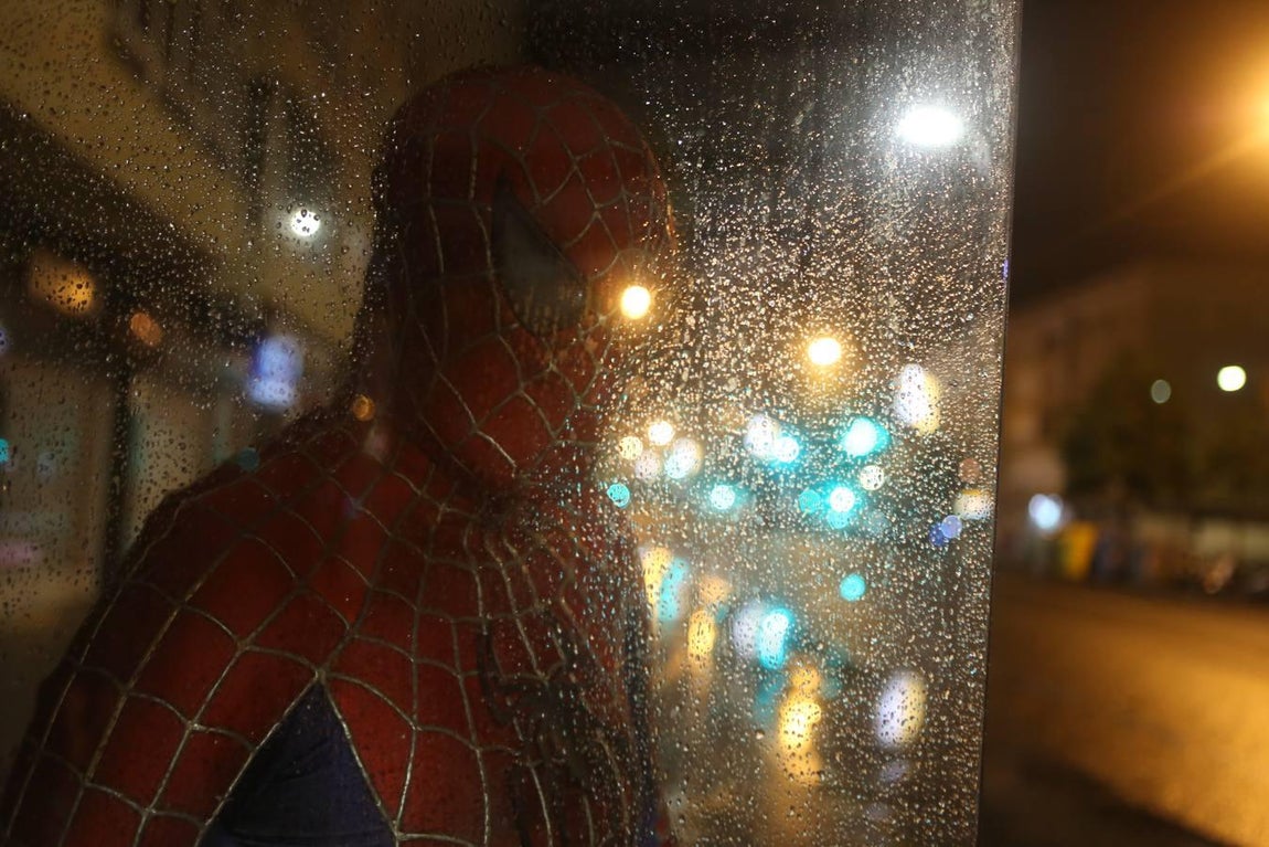 El Spiderman de Cádiz con los superhéroes del hospital