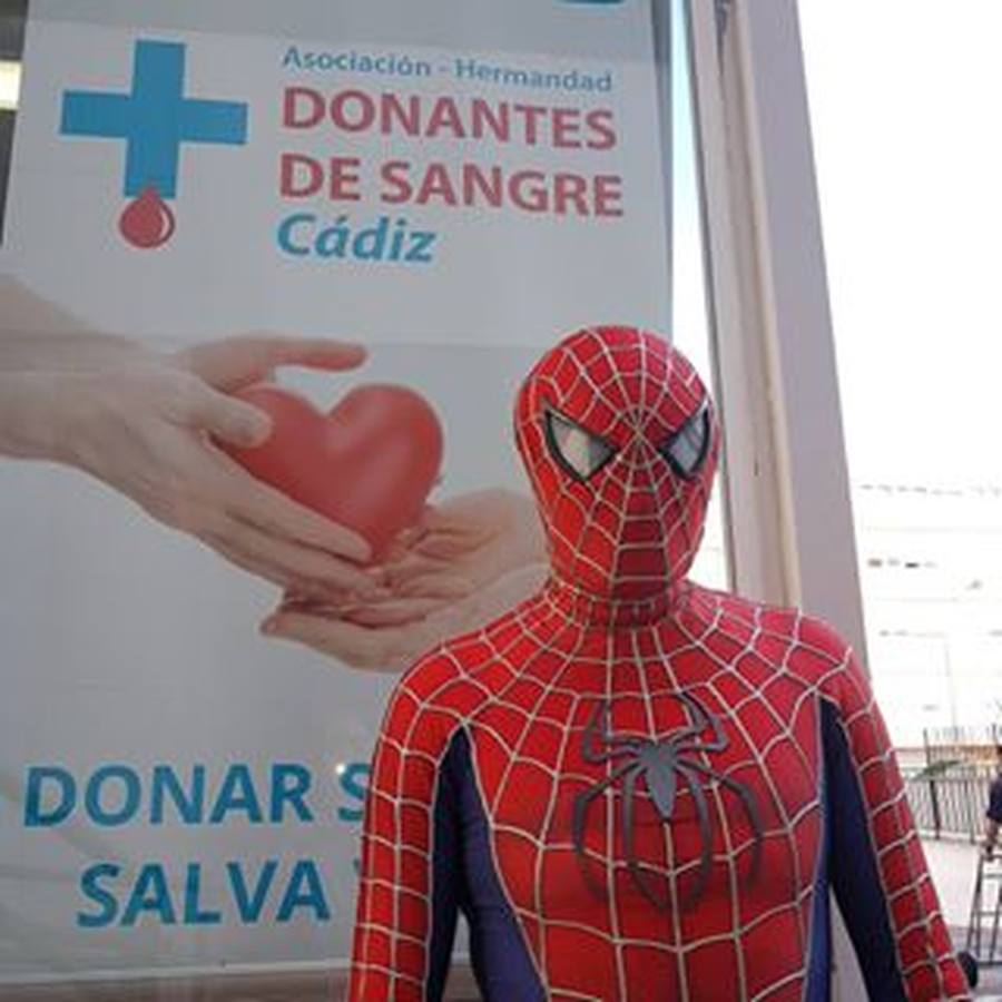 El Spiderman de Cádiz con los superhéroes del hospital