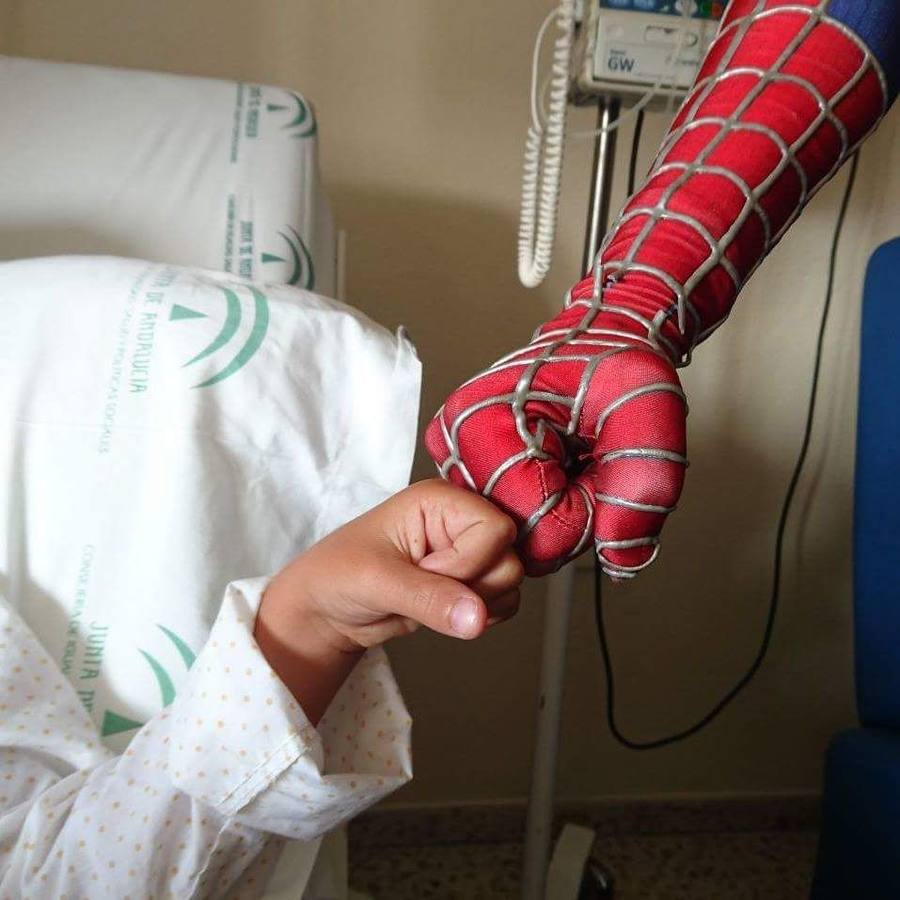 El Spiderman de Cádiz con los superhéroes del hospital