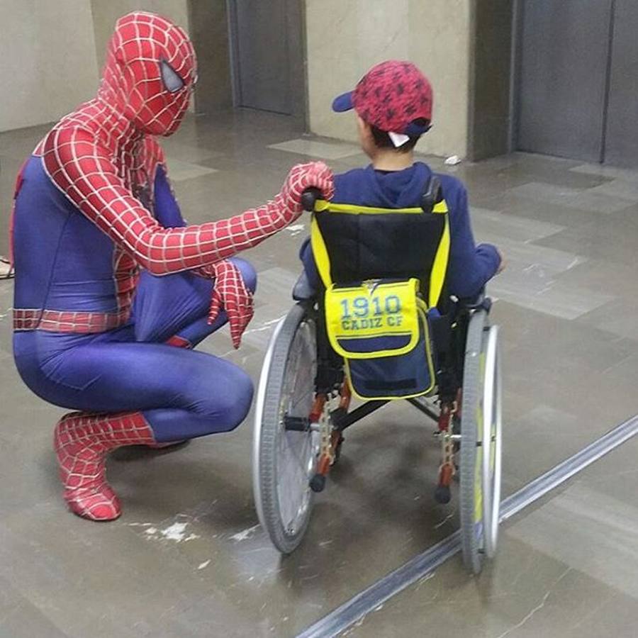 El Spiderman de Cádiz con los superhéroes del hospital