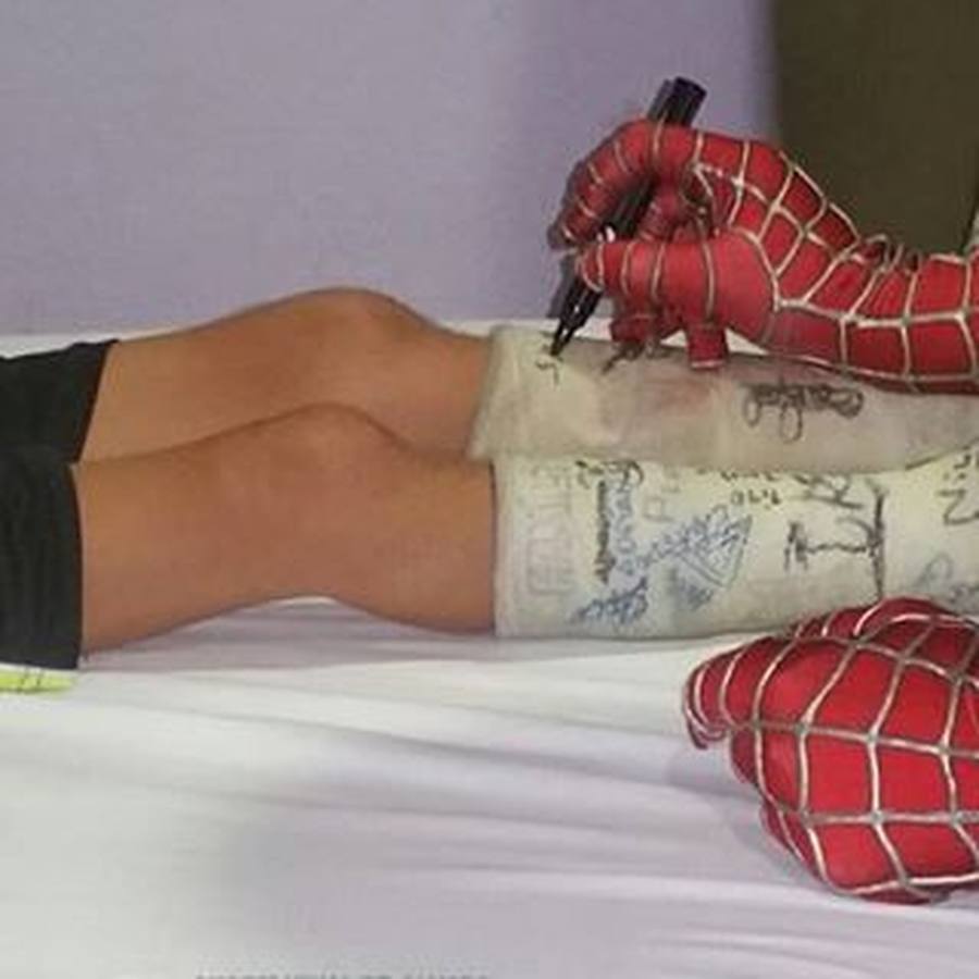 El Spiderman de Cádiz con los superhéroes del hospital