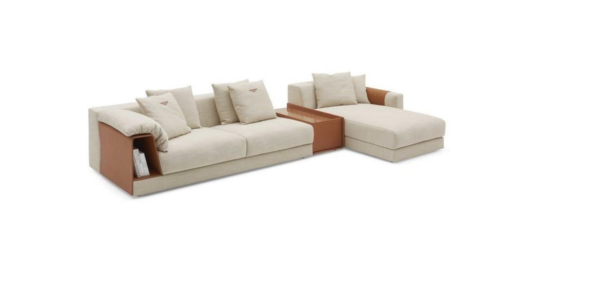 Bentley. La marca de auromóviles fabrica este artículo en cuero, tela y madera. El sofá destaca por su elegancia y funcionalidad, con un pequeño espacio entre sus módulos a modo de mesa y un hueco de almacenaje en su parte inferior. Bentley furniture apuesta en sus colecciones por los materiales y