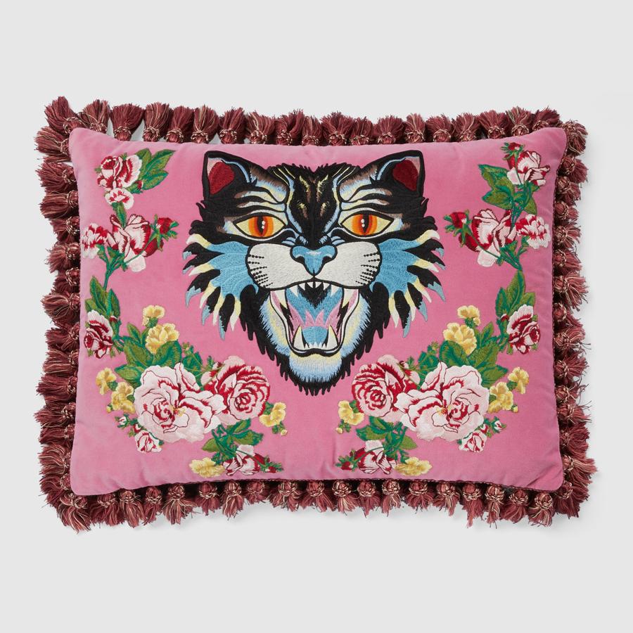 Gucci. Cojín de teciopelo de gato enfadado. Cada pieza está bordada y rellenada a mano, las borlas decorativas que rodean el cojín también están añadidas manualmente