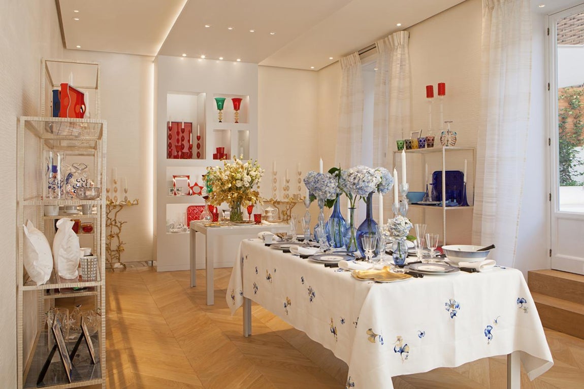 Dior. La «maison» madrileña de Dior dedica su segunda planta al hogar. Platos, marcos de fotos, cojines, mantelería, menaje... todo ello diseñado con muy buen gusto. «Vivir en una casa que no se te parece es como vestir la ropa de otra persona», repetía Christian Dior. Consultar el precio de los artículos en el punto de venta