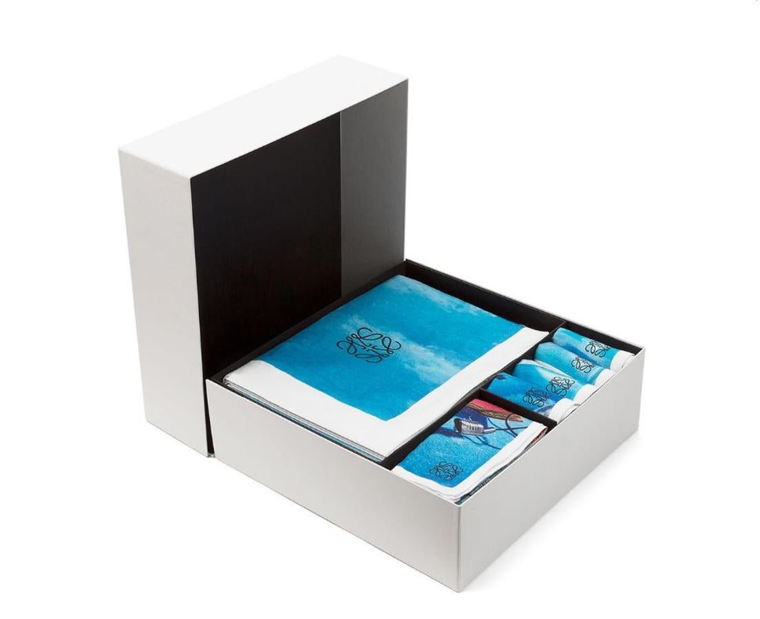 Loewe. Loewe lanza esta temporada un set de mesa en lino azul estampado con imagenes de su colección otoño-invierno 2017. El juego consta de: un mantel, cuatro salvamenteles y cuatro servilletas. Los motivos son diferentes en cada pieza. Precio:600 euros