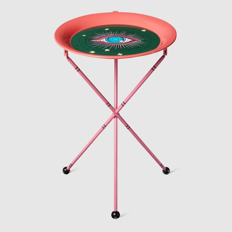 Gucci. Una mesa plegable con bandeja de metal que rinde tributo a las culturas que conciben al ojo como puerta del alma. La firma italiana apuesta en su nueva colección para el hogar por colores vivos y motivos místicos. El precio del artículo: 1.100 euros