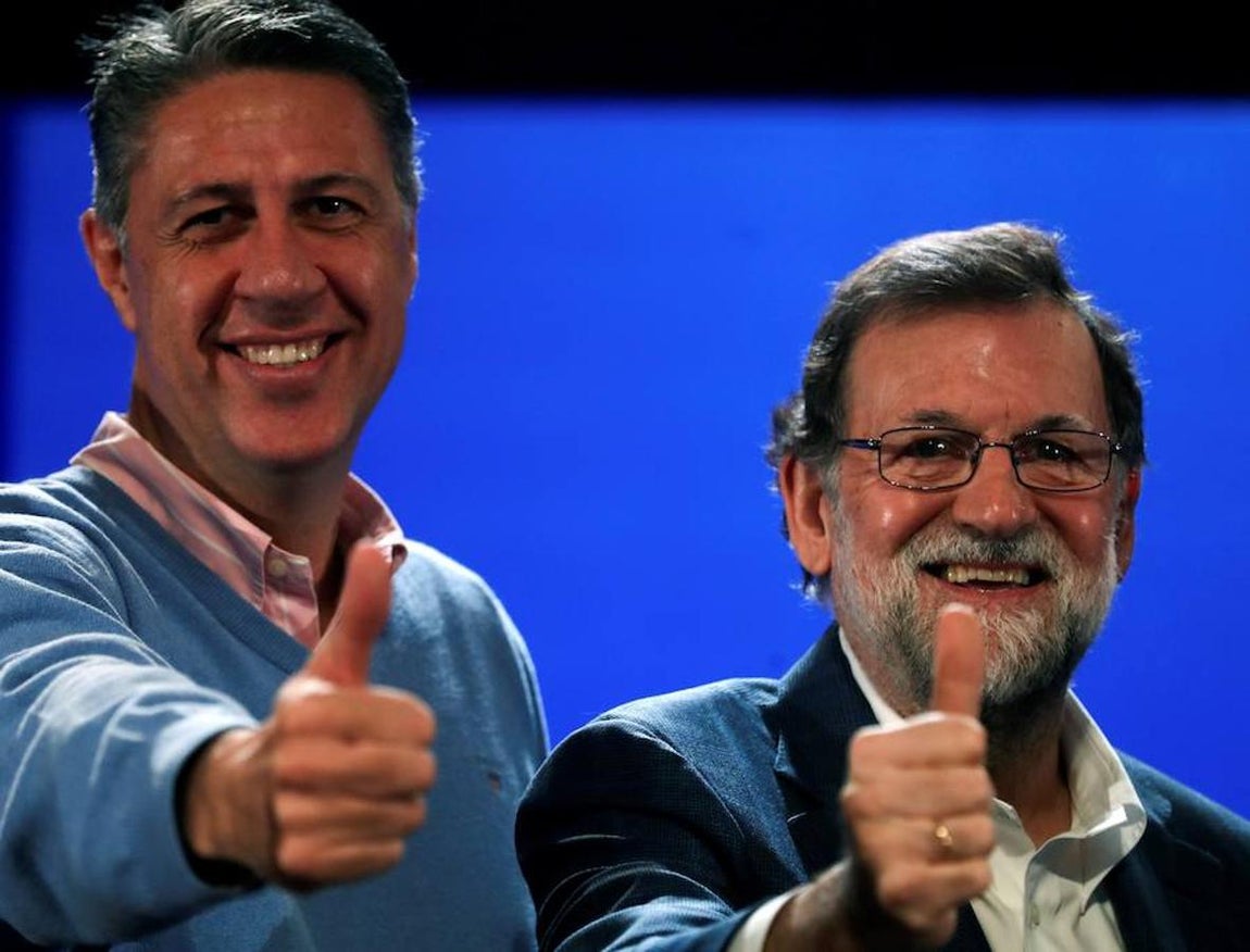 El presidente del Gobierno y del Partido Popular, Mariano Rajoy, y el candidato a presidente de la Generalitat, Xavier García Albiol, durante el acto de campaña en Salou. 