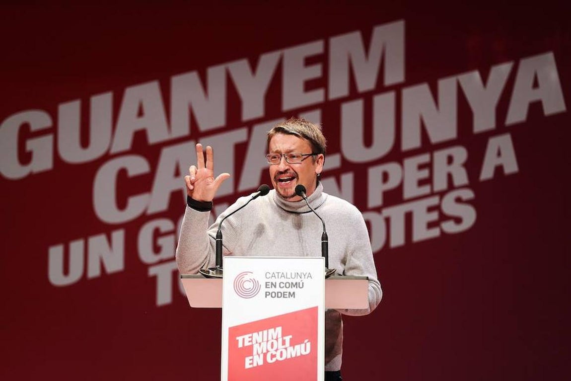 El cabeza de lista de Catalunya En Comú-Podem, Xavier Domènech, durante su intervención en el mitin final de campaña de los comunes en Santa Coloma de Gramenet. 