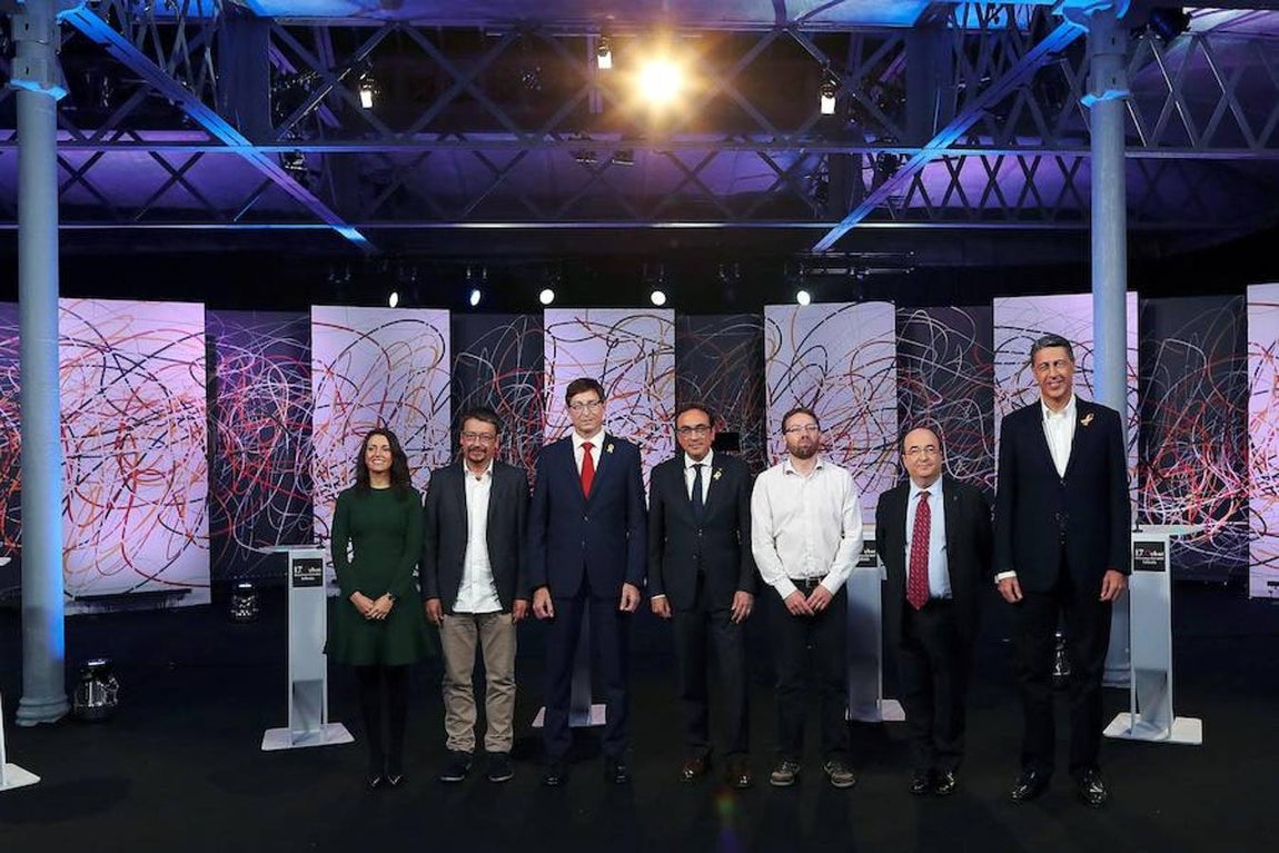 Los candidatos de los principales partidos posan antes de comenzar un debate electoral para televisión. 