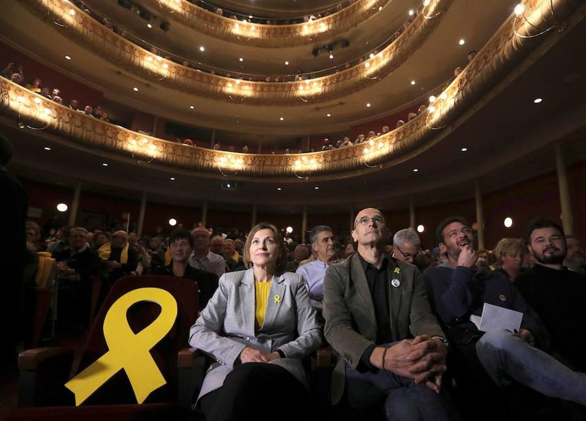 La presidenta del Parlament, Carme Forcadell (c), el exconsejero cesado Raül Romeva (3d), el portavoz adjunto del partido en el Congreso, Gabriel Rufián (d), y el exsecretario general de Podem y líder de Som Alternativa, Albano Dante Fachin (2d), durante el acto de campaña de ERC celebrado este lunes en Sabadell. 