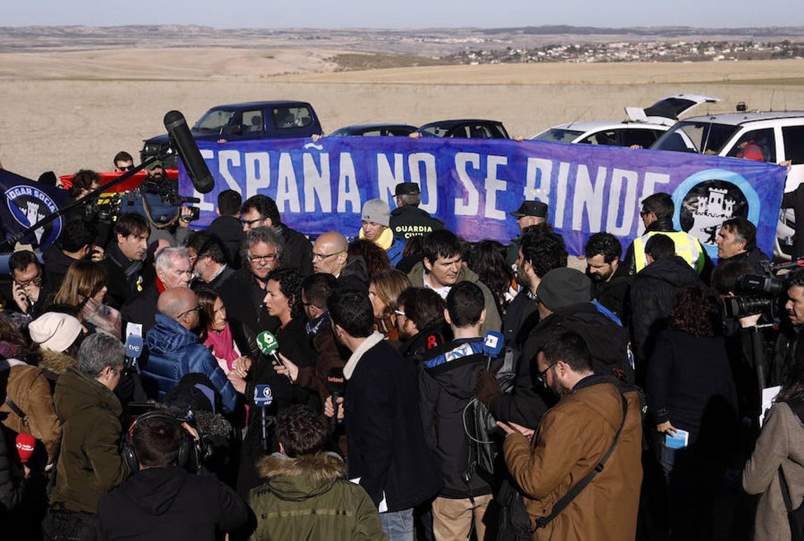 Acto de campaña de ERC este martes en las puertas de la prisión de Estremera. Un evento en el que irrumpió Hogar Social mientras hablaban los líderes soberanistas. 