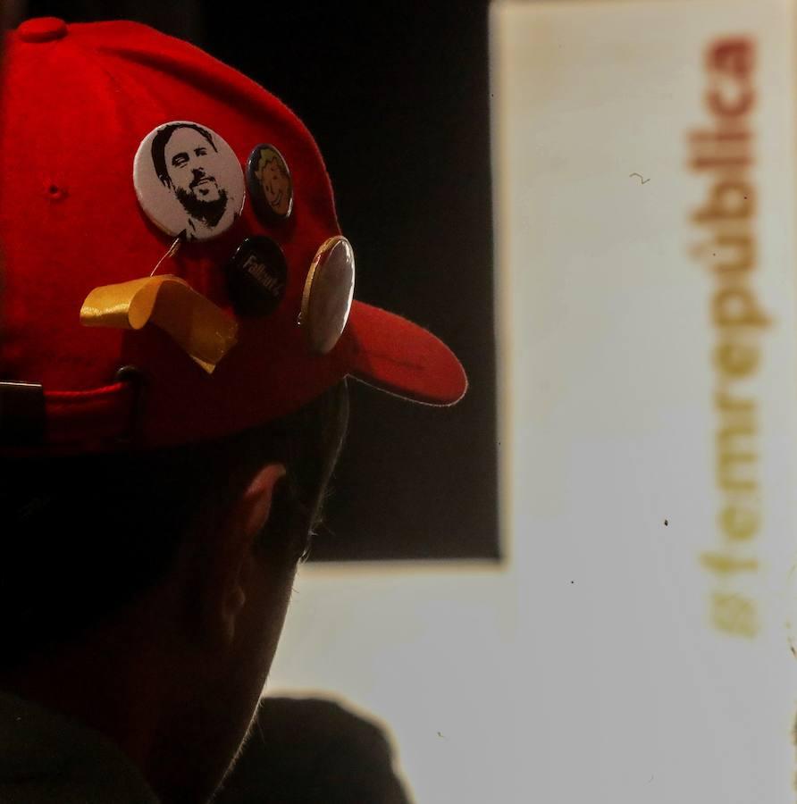 Un militante con una gorra con un pin de Oriol Junqueras, durante el acto de campaña de ERC celebrado este lunes en Sabadell. 