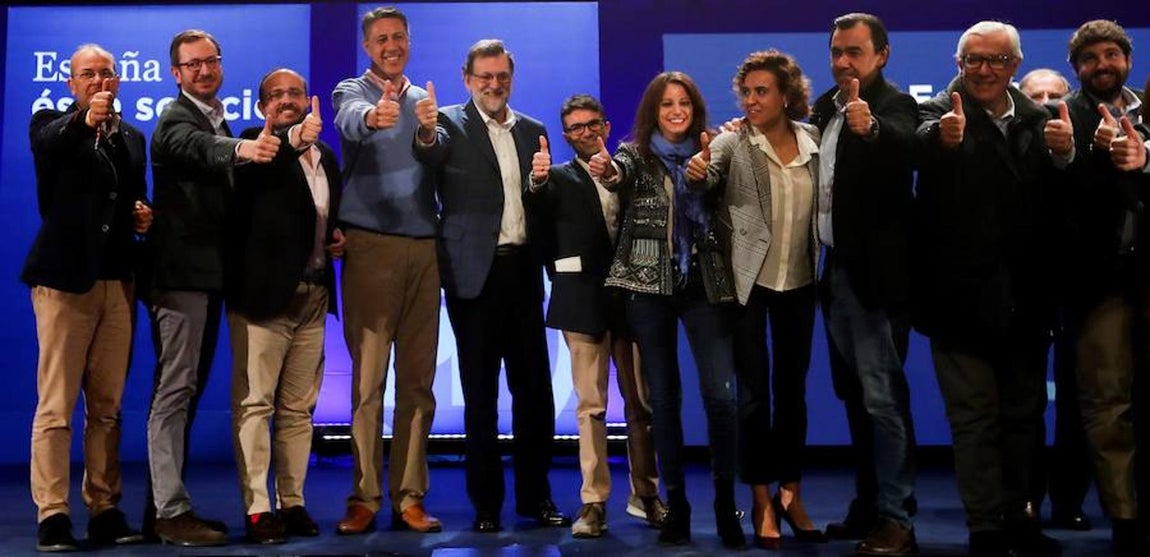 García Albiol, arropado por Mariano Rajoy y el resto de dirigentes del PP en un acto de campaña. 