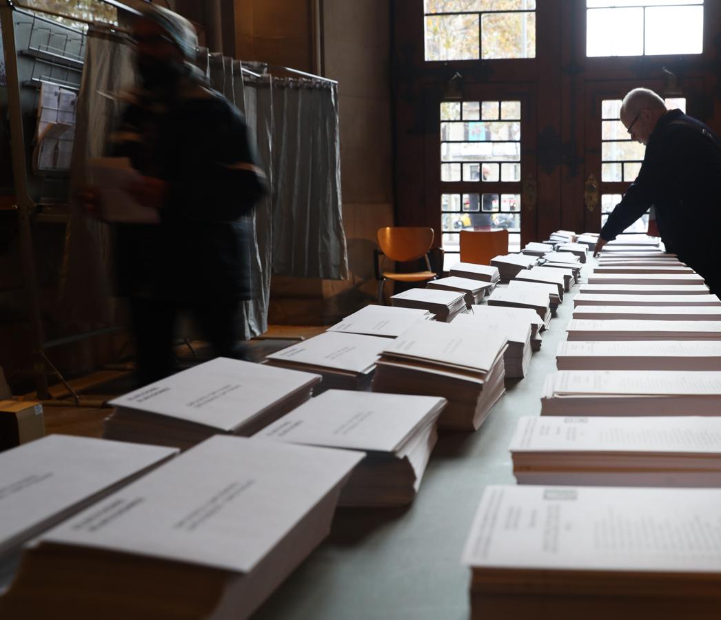 Varias personas en el colegio electoral de la Plaza de la Universidad de la Ciudad Condal. 