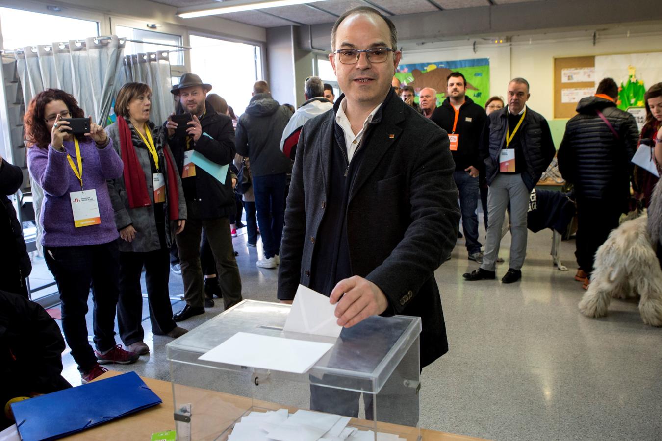 El exconseller Jordi Turull y numero cuatro por la lista de JxCat, vota en el colegio Lluis Piquer de Parets del Vallés durante la jornada electoral del 21-D. 