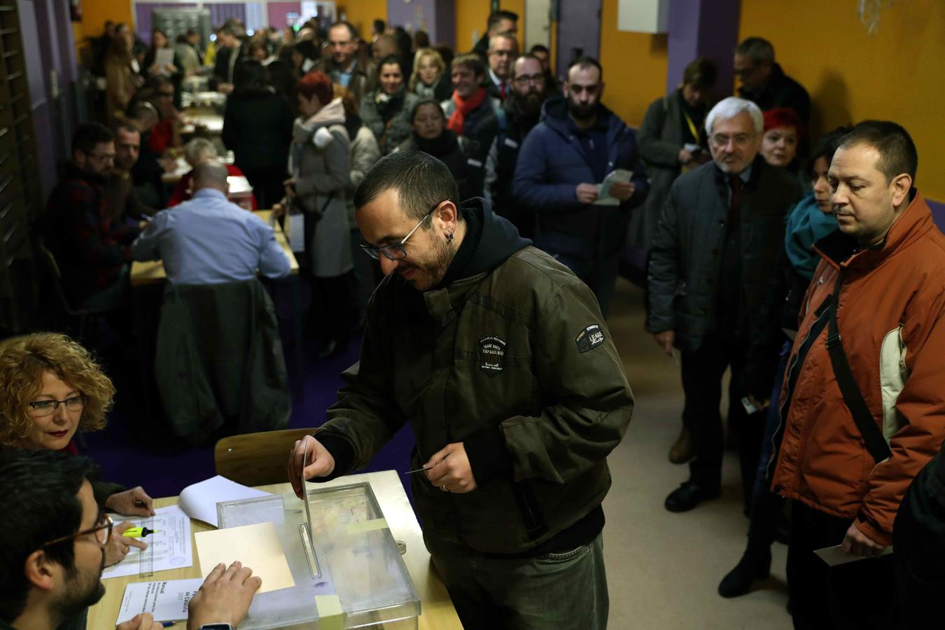 Numerososos ciudadanos ejercen su derecho al voto en el colegio electoral Santa Marta de L'Hospitalet de Llobregat. 