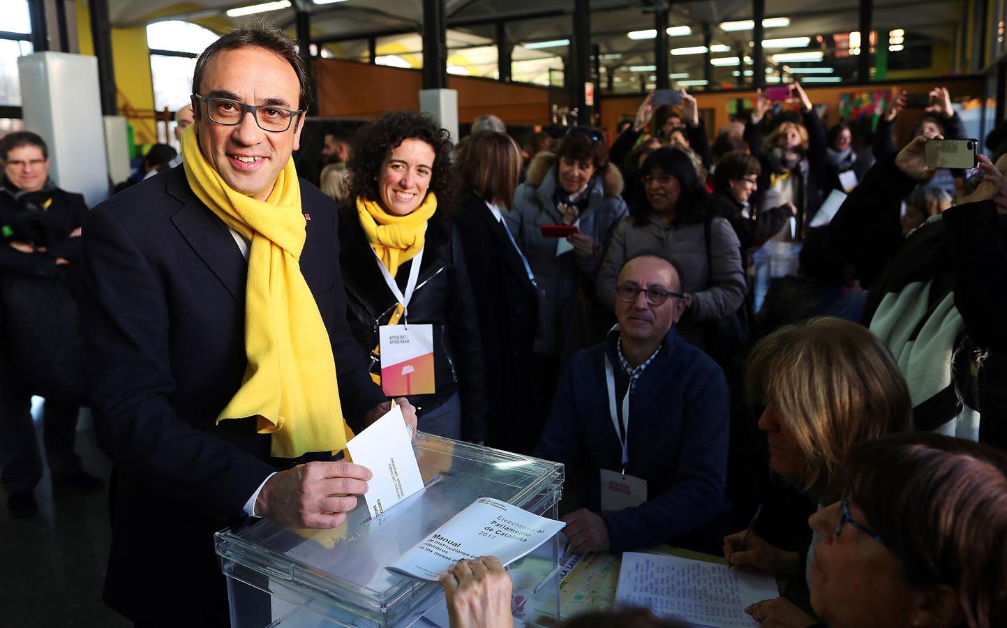 El exconseller Josep Rull deposita su voto en el colegio electoral Lenaspa en la ciudad de Terrass. 