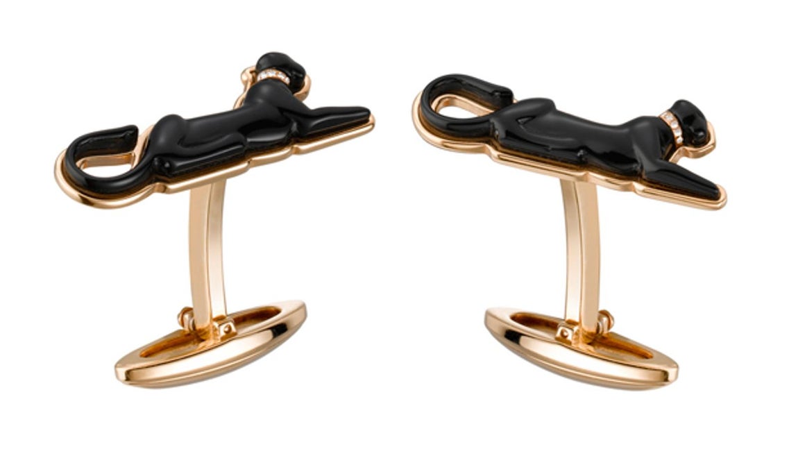 Cartier. Gemelos de oro macizo con motivo pantera tumbada en negro y diamantes. (Precio: 6.350 euros)