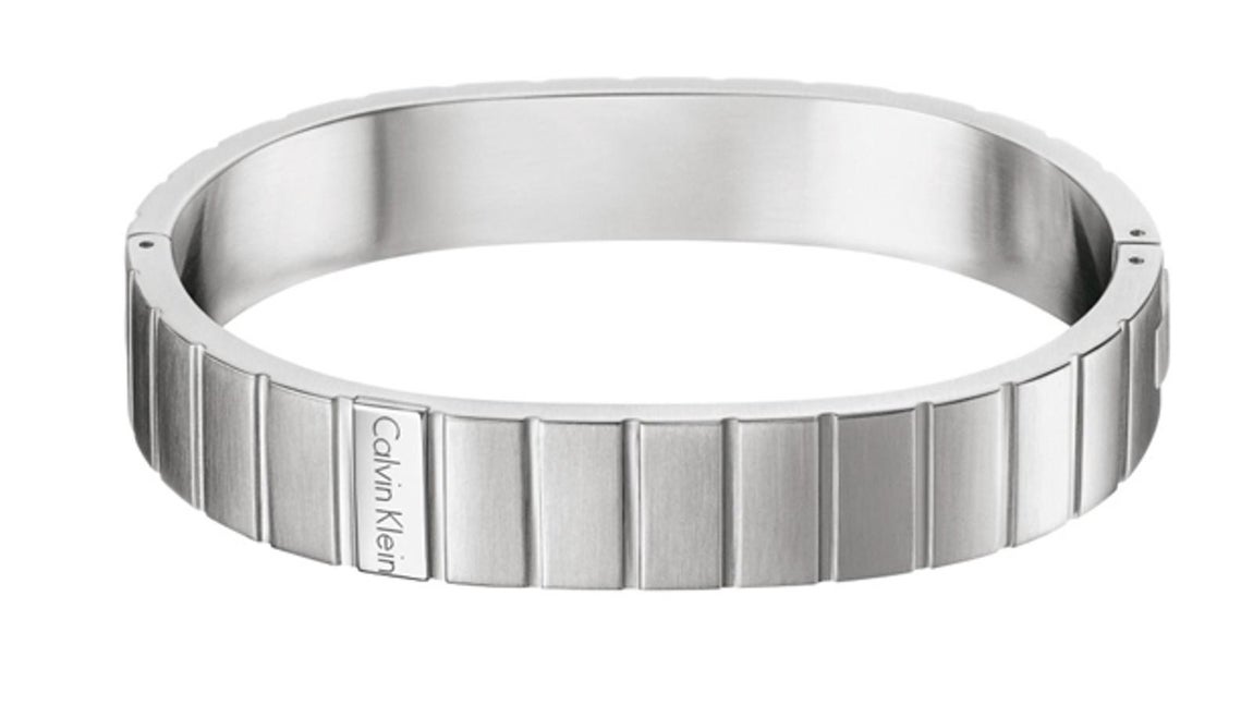 Calvin Klein. Brazalete cerrado de la colección Plate. (Precio: 89 euros)