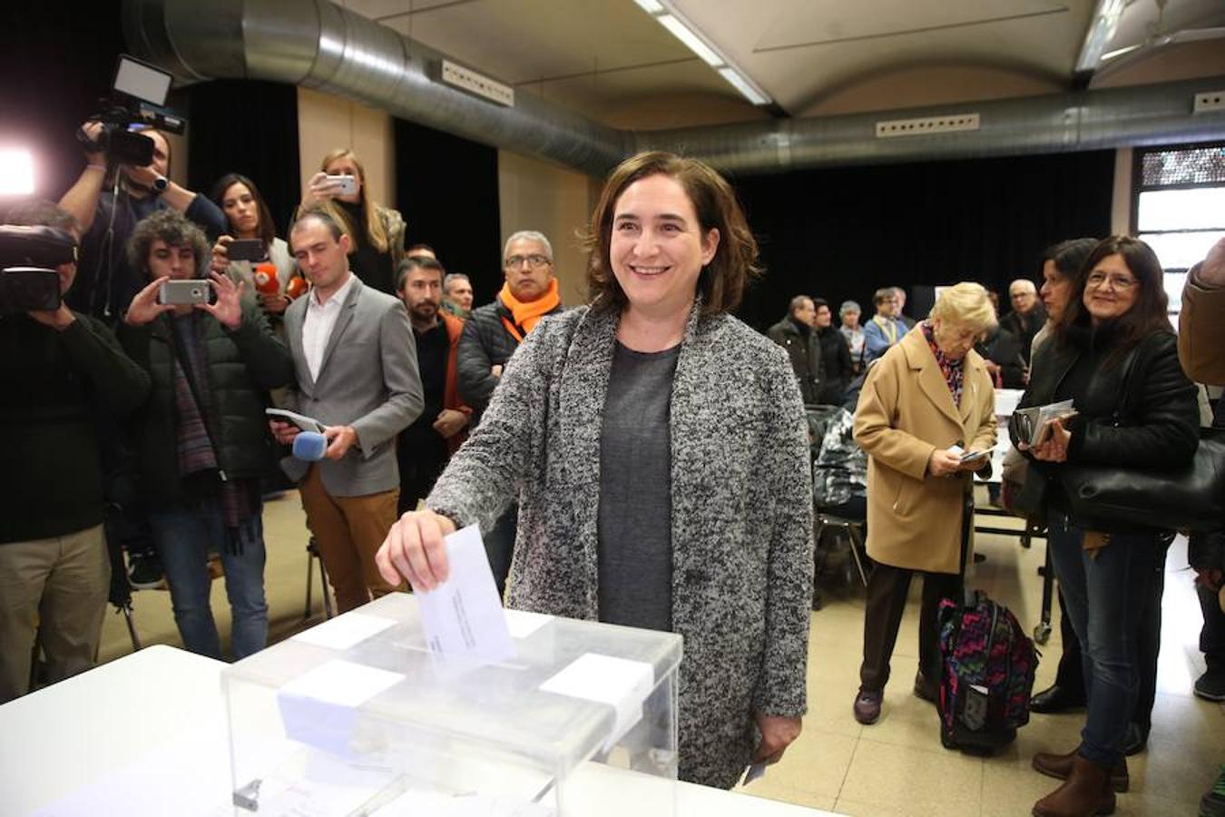 La alcaldesa de Barcelona ha votado en el Centro Cívico La Sedeta. 