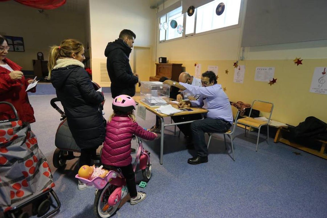 Muchos electores se han acompañado de sus hijos o nietos a la hora de depositar el voto. 