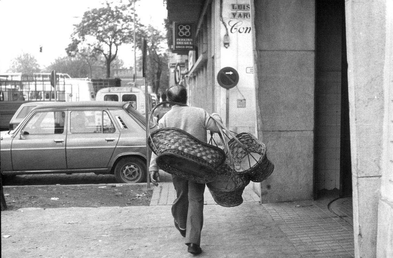 Cestas de mimbre. En la Sevilla de los 80, era habitual observar por las calles el traslado de estos grandes canastos, que después quedarían repletos de viandas