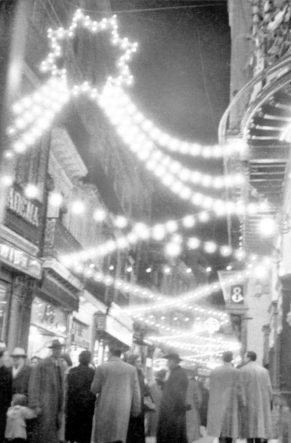 Calle Tetuán. Iluminación callejera en 1957