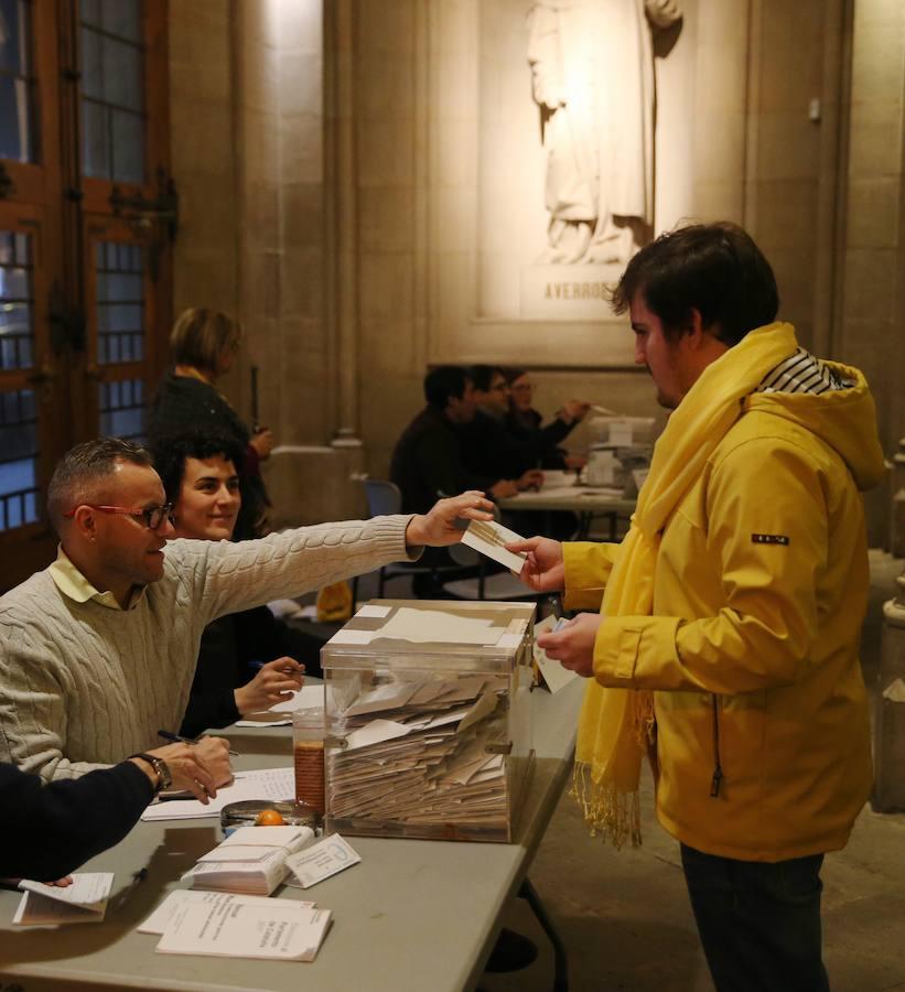 De amarillo por los «presos políticos». Muchos votantes han querido de esta manera recordar a Puigdemont y sus exconsejeros en prisión preventiva tras la declaración de independencia. 