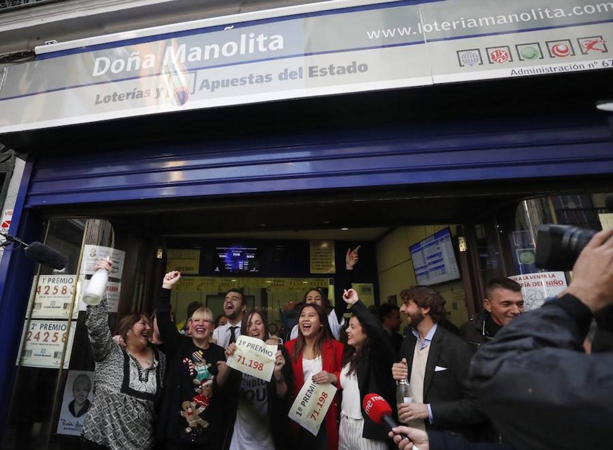 La Administración de lotería «Doña Manolita» en la calle del Carmen en Madrid, celebran haber vendido el número 71.198 que ha sido agraciado con el Gordo de Navidad. 
