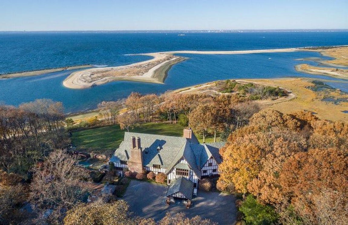 Once hectáreas. Se encuentra a escasos metros del mar y está rodeada de naturaleza, es una de las propiedades más grandes y lujosas de la «Gold Coast». La finca se llama «Sassafras» y mide 11 hectáreas en total. En el núcleo de este paraje se encuentra la vivienda principal, de 1.800 metros cuadrados