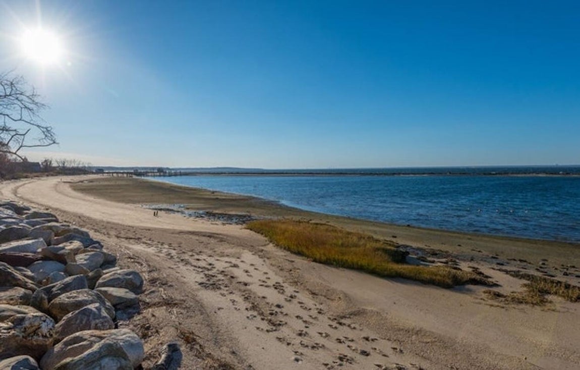 Playa privada. Una playa prístina con vistas a la ciudad y, junto a ella, una cabaña con balcón apuntando al horizonte. Este entorno paradisíaco tiene muelle propio y espacio para tres motos de agua, un yate, un velero y dos buques de mantenimiento