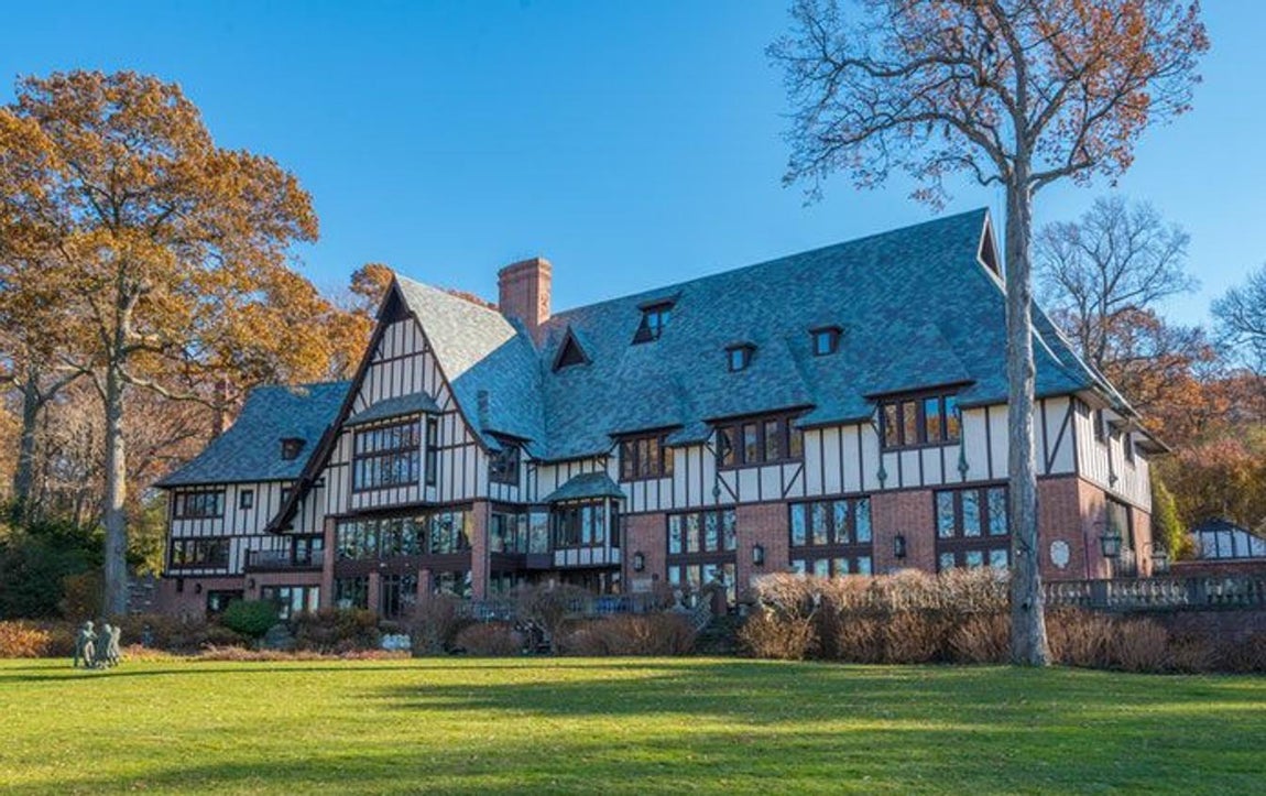 Estilo Tudor. Su arquitectura imita a la que se impuso durante la Edad Media en el sur de Inglaterra, durante la permanencia en el trono de la dinastía Tudor. Algunas de sus características son los múltiples ornamentos con guiños a la naturaleza que destacan sobre las fachadas. También los arcos de cuatro centros sobre las puertas, las ventanas con molduras de madera y los muros gruesos. Está a caballo entre el Renacimiento y el Gótico, estas construcciones fueron muy frecuente en las mansiones del siglo XVI