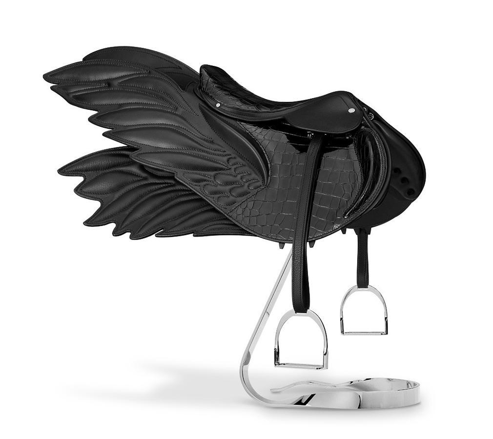 Hermès. La silla de montar alada de la firma parisina revolucionará la equitación. Su originalidad cuesta 30.800 euros y promete ser el centro de todas las miradas. <a href="https://www.abc.es/summum/estilo/moda/abci-bolso-mas-caro-mundo-hermes-201706061056_noticia.html" target="_blank">Hermès</a> lanzó este año diversos «gatgets» de lujo fabricados en piel de primera calidad, este es, probablemente el más atrevido