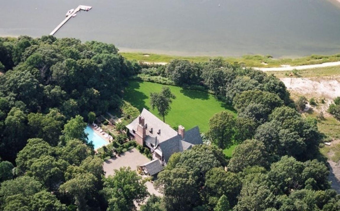 Aparcamiento. La residencia de la ex pareja más polémica de Hollywood cuenta con un enorme espacio de aparcamiento exterior junto a la piscina, el solarium y un conjunto de espacios para disfrutar de la vida al aire libre