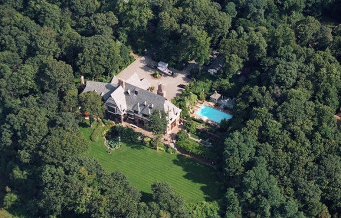 Piscina. Es un complejo inmenso que contiene amplísimos espacios ajardinados y acceso directo al mar. Junto a la casa, escondida entre la espesura, se encuentra una piscina de grandes dimensiones con un solarium a su alrededor. Cuenta con sillas y mesas de piedra para comer al aire libre, duchas y zona hidromasaje