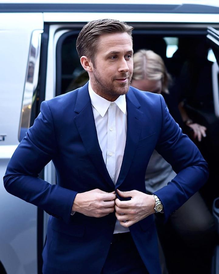 Ryan Gosling. Solo él es capaz de lucir una camisa con chorreras en pleno siglo XXI sin caer en el ridículo. Siempre sabe cómo sorprender con éxito en cualquier ocasión.