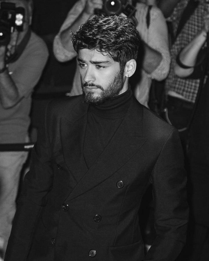 Zayn Malik. hay quien ve a este británico simplemente como el novio de la top Gigi Hadid pero lo cierto es que el cantante ha dado mucho de qué hablar en este 2017 no solo con su música sino también con su estilo.