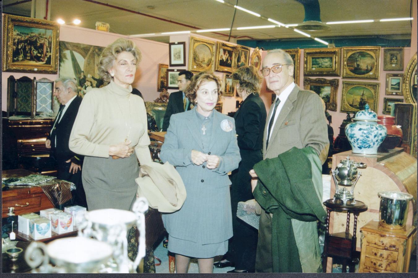 Carmen Franco era una asidua al rastrillo solidario Nuevo Futuro, aquí aparece junto a Pitita Ridruejo en 1998. 