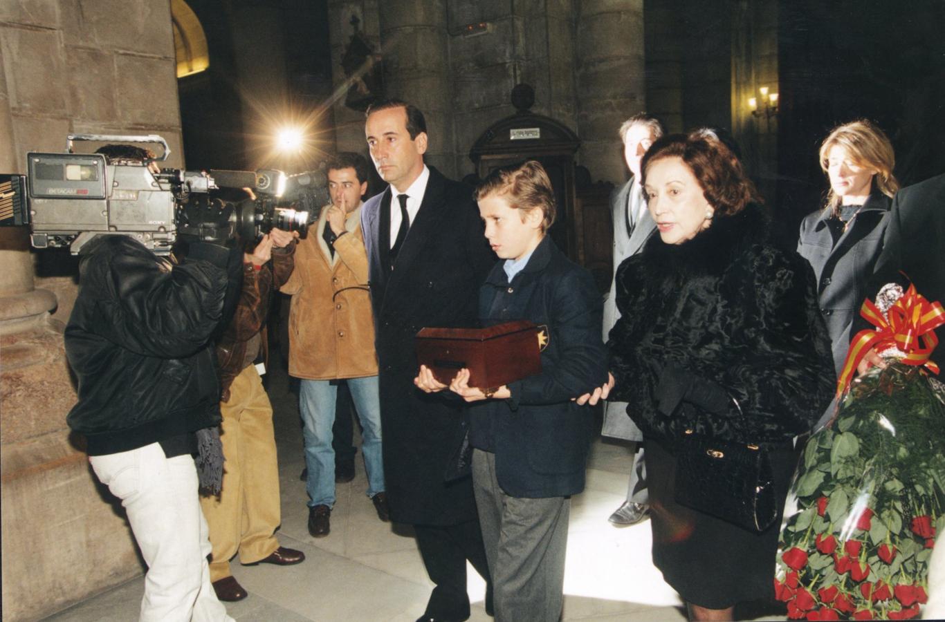 Carmen Franco en el entierro del Marqués de Villaverde, junto a su hijo primogénito y su nieto. 