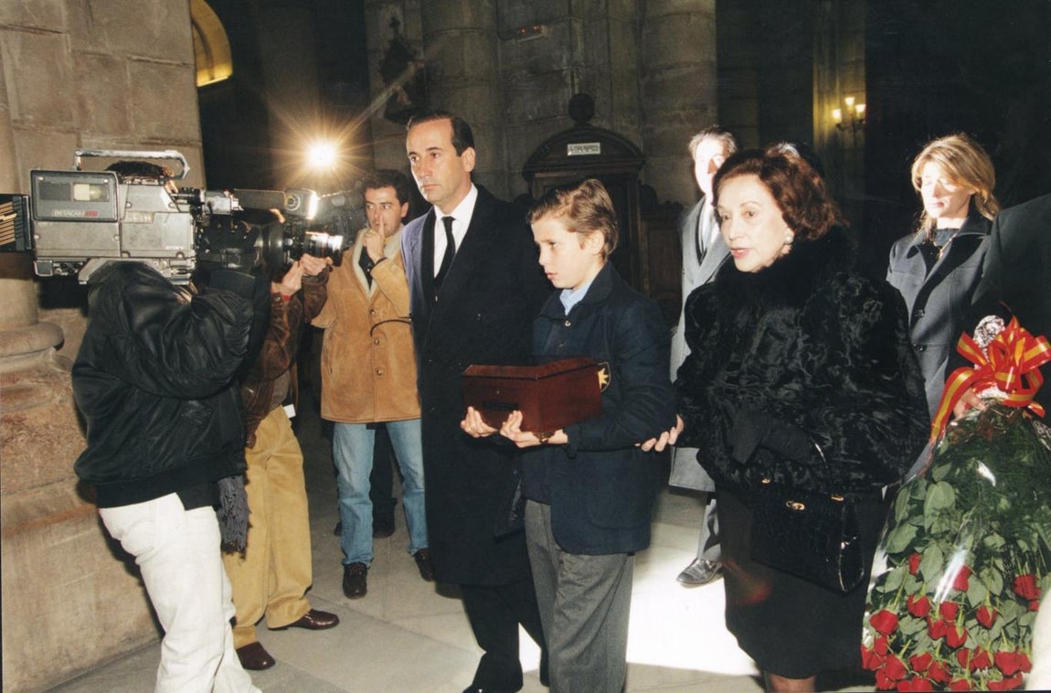 Carmen Franco en el entierro del Marqués de Villaverde, junto a su hijo primogénito y su nieto. 