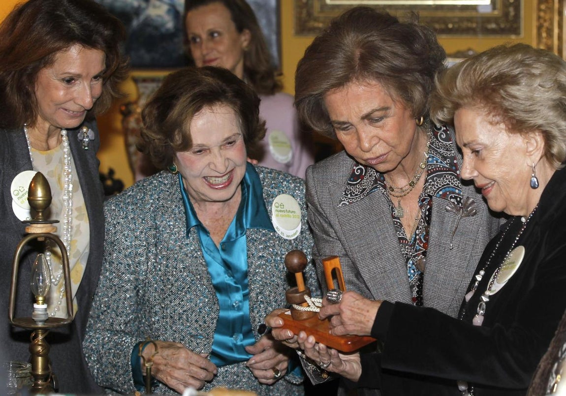 Carmen Franco (segunda por la izquierda) conversa con Doña Sofía en el rastrillo solidario organizado en 2012, en la Casa de Campo de Madrid. 