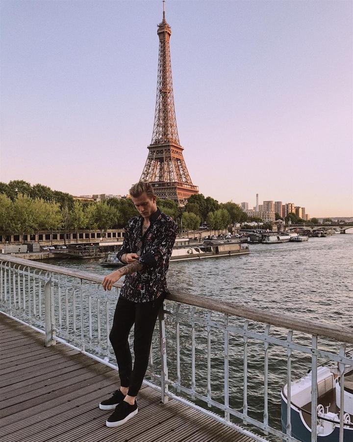 Loris Karius. el futbolista alemán que milita en el Liverpool ha sido una de las grandes revelaciones de la temporada en lo que a moda se refiere. Habitual de los desfiles de la Semana de la Moda de París, es un claro ejemplo de que no todos los futbolistas visten igual.