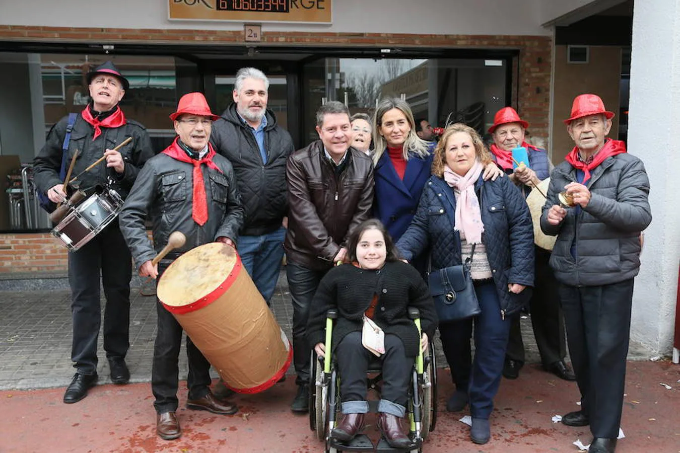 El presidente de Castilla-La Mancha, Emiliano García-Page, junto con la alcaldesa en establecimientos del toledano barrio de Santa María de Benquerencia