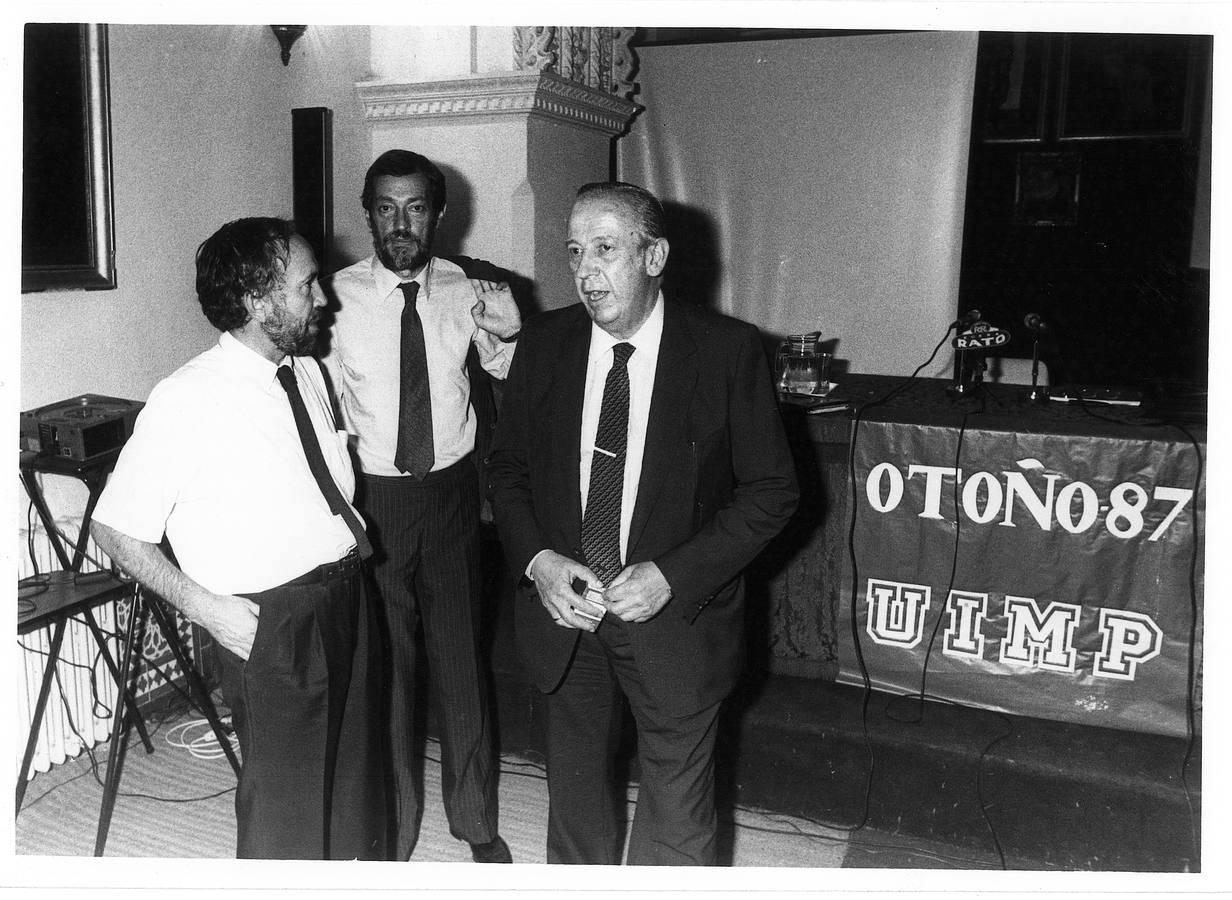 El ingeniero José Antonio Fernández Ordóñez en los cursos de otoño de la UIMP de 1987 junto al presidente de la Sociedad Estatal Expo92 Emilio Cassinello y Manuel Olivencia