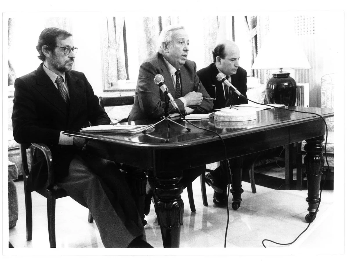 Cuando la Expo92 era esto: una mesa en la que se sentaban Emilio Cassinello, Manuel Olivencia y Julio Cuesta