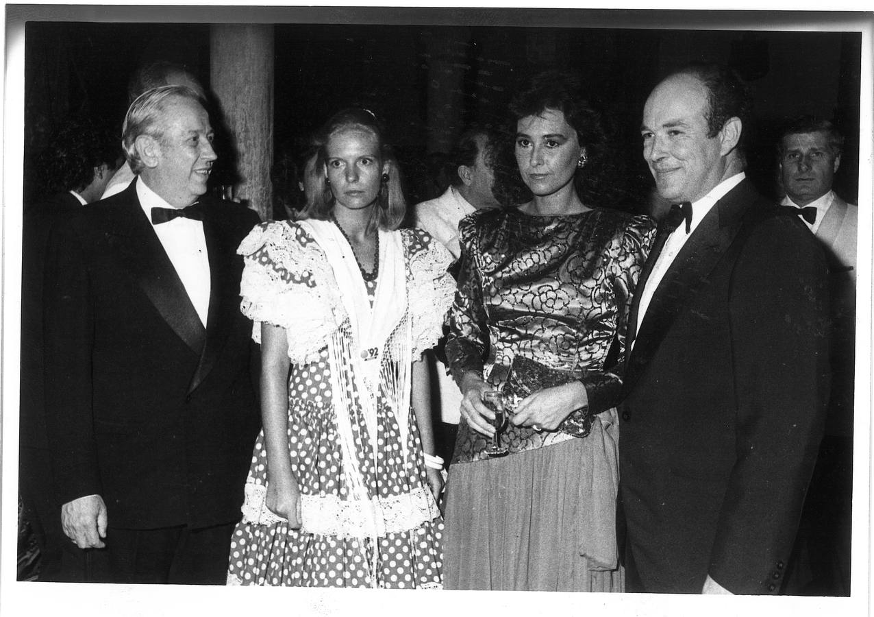 Con su hija Macarena vestida de flamenca y los marqueses de Valencina, Carmen Tello y Miguel Solís  y Martínez Campos