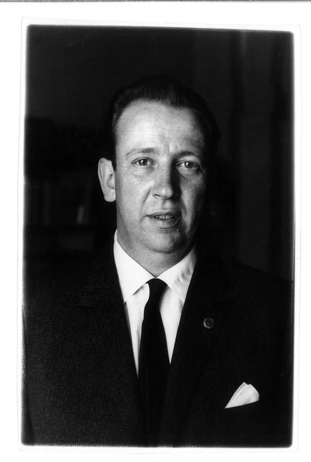 Foto oficial  de su toma de posesión como vicedecano de la Facultad de Derecho en 1965 bajo el mandato del rector Calderón Quiijano