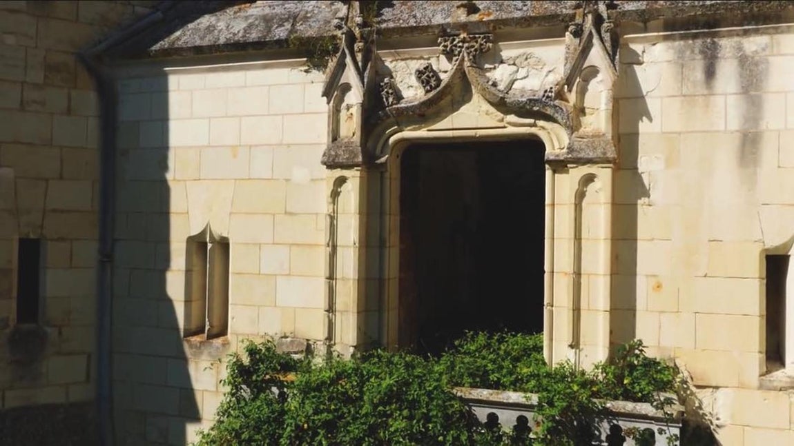 Mothe Chandeniers. El fuego llegó a la biblioteca, a su paso destruyó objetos de gran valor. En 1963 hubo un nuevo cambio de propietario. Se desconoce la identidad de este último, solamente trascendió que se trataba de un hombre mayor