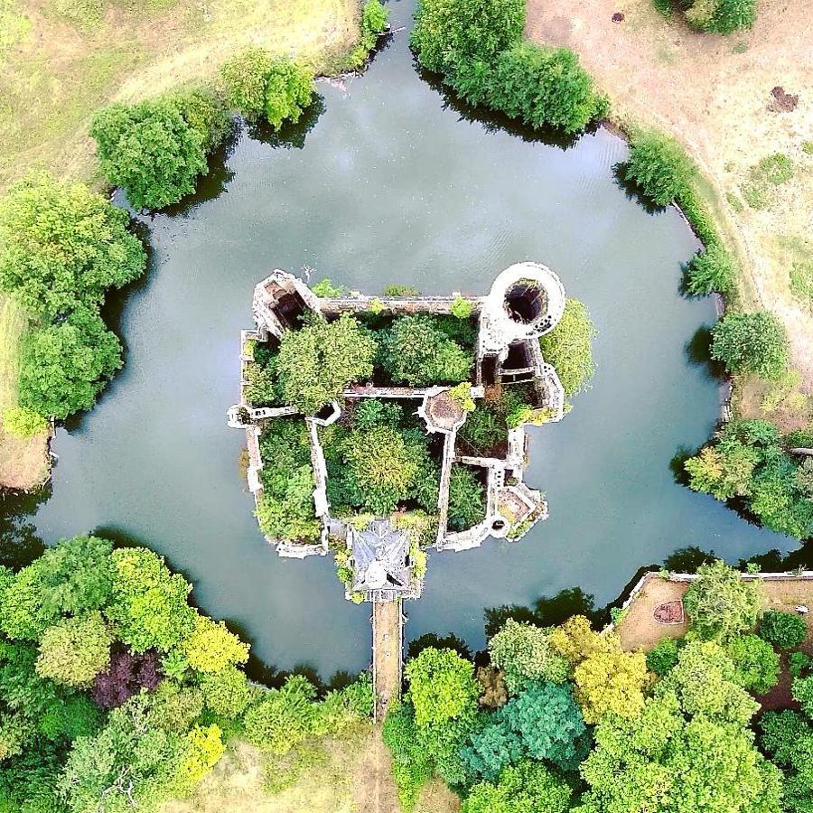 Mothe Chandeniers. Hace apenas tres meses que <a href="https://www.abc.es/summum/" target="_blank">Summum</a> reunía en un artículo un listado de los <a href="https://www.abc.es/summum/abci-castillos-venta-211121677816-20170911180503_galeria.html" target="_blank">castillos más exhuberantes a la venta</a>, Mothe Chandeniers estaba entre ellos. La oportunidad para los sibaritas románticos ha pasado, una eficaz iniciativa «crowdfunding» ha conseguido salvar los cimientos de esta espectacular construcción, que ahora tiene 18.000 propietarios en más de 150 países